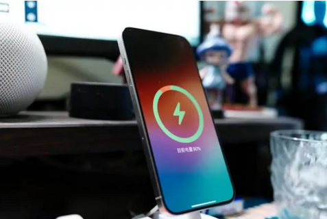 磁县苹果15换屏服务分享用什么充电器给iPhone15充电更好 